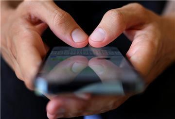 Ein Mann hält ein Handy in der Hand. Man sieht nur die Handy und das Handy. WLAN, GPS und Bluetooth senden auch dann Daten, wenn sie nicht aktiv genutzt werden. Wer sie nur bei Bedarf einschaltet, schützt Akku, Privatsphäre – und sich vor möglichen Sicherheitslücken.