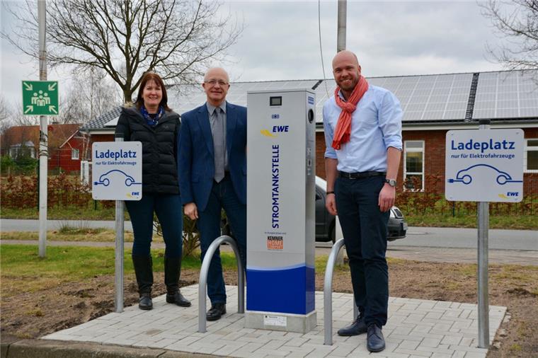 Neue Stromtankstelle geht in Bad Bederkesa ans Netz Wo derzeit noch Patricia Lück und Tönjes Itgen (Mitte, beide EWE) und Nils Kuiper (Geschäftsführer Kemner) stehen, sollen schon ab Sonnabend bis zu zwei Elektrofahrzeuge gleichzeitig neue Energie tanken können, während ihre Besitzer auf Shoppingtour sind.