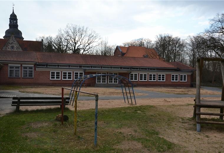 Wo einst die Schüler der Grundschule am Klostergang während der Pausen spielten, sollen 15 bis 20 Container aufgestellt werden, um bis Spätsommer eine Kindergarten- und eine Krippengruppe einrichten zu können.