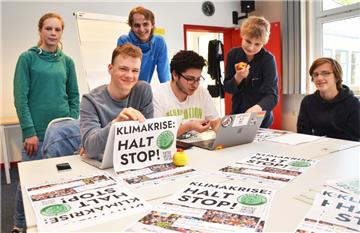 Wo genau soll die Demonstration lang gehen? Friederike Palme, Phil Hempel, Jonas Ehlers, Marcelo Mirassol, Peer Schierer und Kolya Strauss Suhr (von links) haben im Haus der Jugend derzeit noch viel zu planen. Die Gruppe ist auch in sozialen Netzwerken wie Instagram aktiv (fff.bremerhaven) und betreibt bei Whatsapp einen Chat zum Thema. 