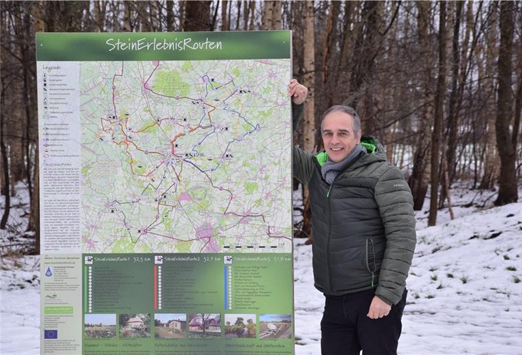 Wo im Grunde alles als überörtliches Pilotprojekt begann: Landschaftsarchitekt Andreas Ackermann am Startpunkt zu den drei Steinerlebnisrouten in Selsingen.