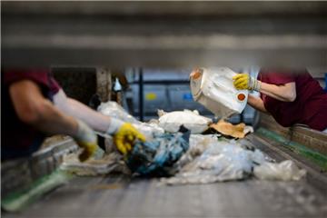Wo landet der Plastikmüll aus der Wesermarsch? Den Inhalt der Gelben Säcke bringt die Firma Nehlsen zu sogenannten Sortieranlagen. Dort wird alles nach Kunststoff- und Metallverpackungen sowie nach Verbundstoffen getrennt. Kaputtes Plastikspielzeug oder ausrangierte Kunststoffeimer gehören hingegen in den Restmüll.