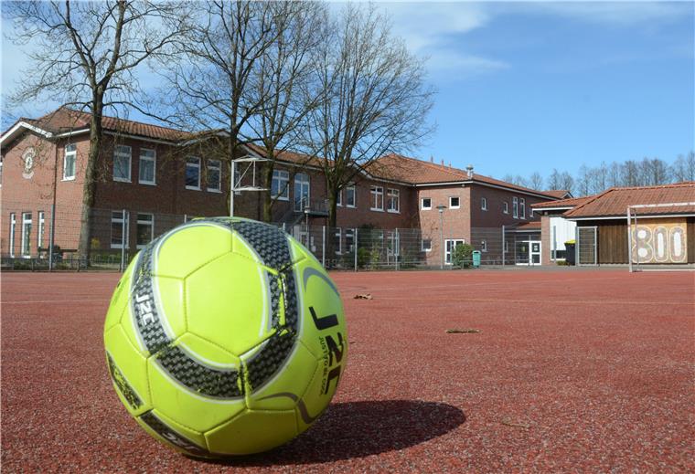 Wo sonst Trubel herrscht in den Pausen, liegt einsam ein Ball auf dem Schulhof. In der Selsinger Grundschule gibt es derzeit nur eine Notbetreuung.