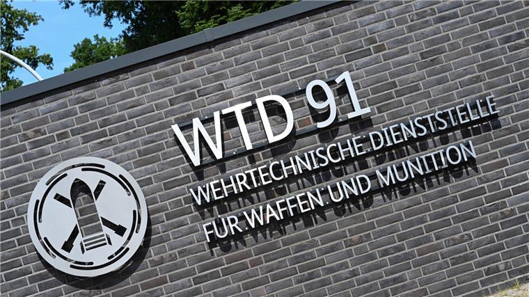 Wochenlang brannte im Spätsommer das Moor auf dem Gelände der Wehrtechnischen Dienststelle 91 in Meppen - einen Prozess gegen Verantwortliche der Bundeswehr wird es nicht mehr geben. (Archivbild)