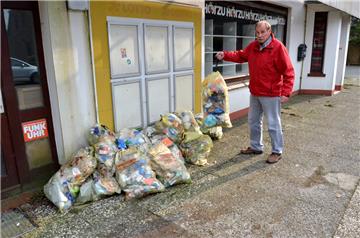 Wochenlang haben die Säcke voller Hausmüll sehr zum Ärger von Ortsvorsteher Gerold Piastowski (SPD) vor dem ehemaligen Geschäftshaus in der Ortsmitte von Bexhövede gelegen.  Nun hat der Landkreis Cuxhaven angeordnet,  dass der Müll weggeräumt wird.