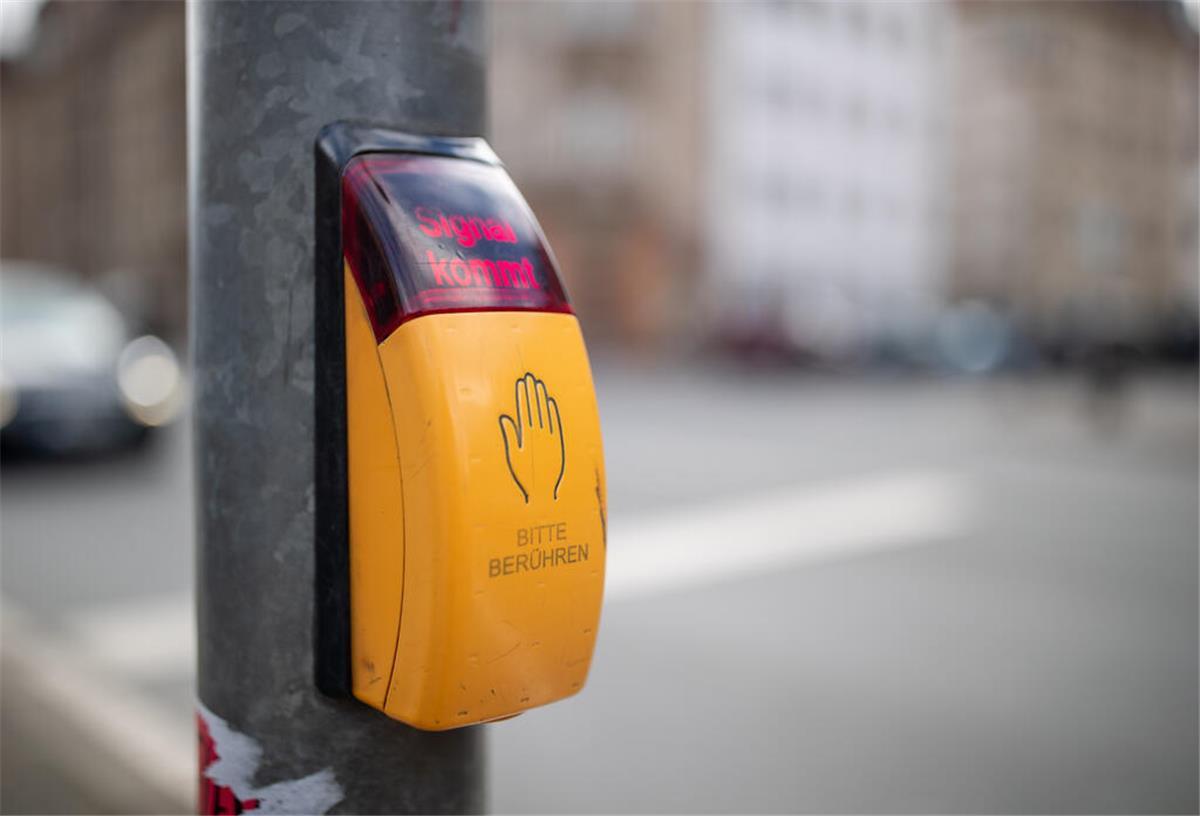 Das wissen viele Bremerhavener nicht: Das bewirkt der Knopf unter der Ampelarmatur wirklich Durch das Drücken des Knopfes an der Unterseite des gelben Kastens soll die Ampel schneller auf grün springen.