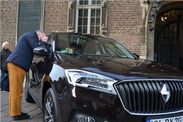 Das hat nicht geklappt. Wohin gehen sie denn? Nach Bremen, nicht nach Bremerhaven. Die Seestadt hat den Wettlauf um Borgward verloren.