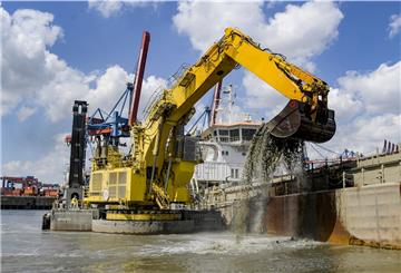 Bagger im Schlick