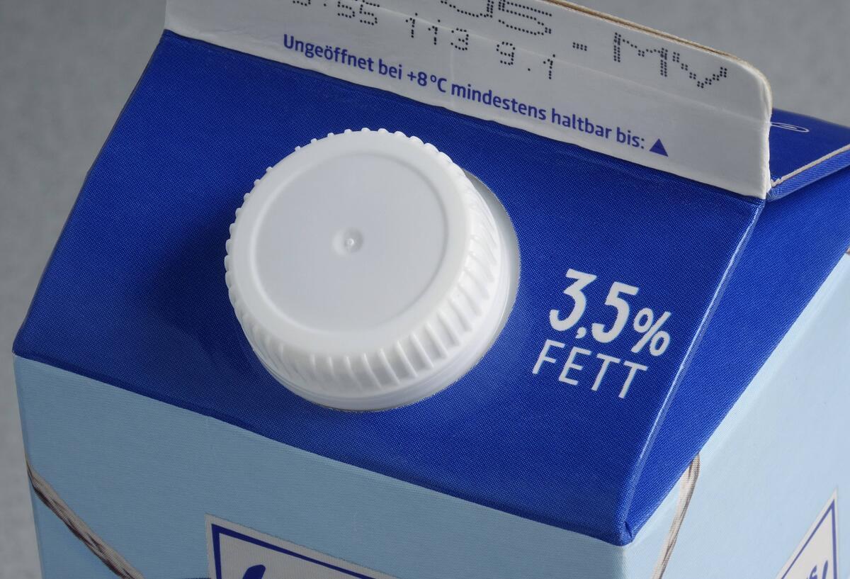 Müll-Irrtum bei Milch aufgeklärt! In diesen Abfall gehört die Verpackung Symbolbild für diese wichtige Müll-Regel bei Milch solltest du kennen: Auf einer Milchverpackung ist das Mindesthaltbarkeitsdatum abgedruckt.