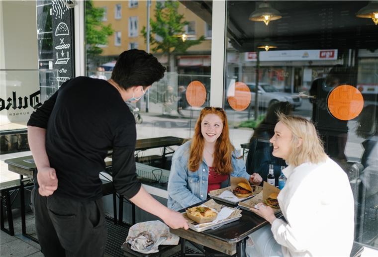 Wohl bekomms! Am heutigen Mittwoch beschließt der Magistrat Lockerungen von den Corona-Schutzmaßnahmen. Unter anderem wird man dann auch wieder in den Innenräumen von Restaurants essen können.