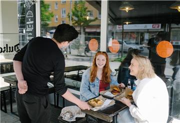 Wohl bekomms! Am heutigen Mittwoch beschließt der Magistrat Lockerungen von den Corona-Schutzmaßnahmen. Unter anderem wird man dann auch wieder in den Innenräumen von Restaurants essen können.