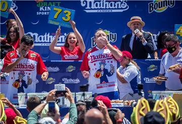 Wohl bekommt´s: Joey Chestnut (Mitte) beim Wettessen auf Coney Island. Am Ende verdrückte er 76 Hotdogs - Weltrekord.