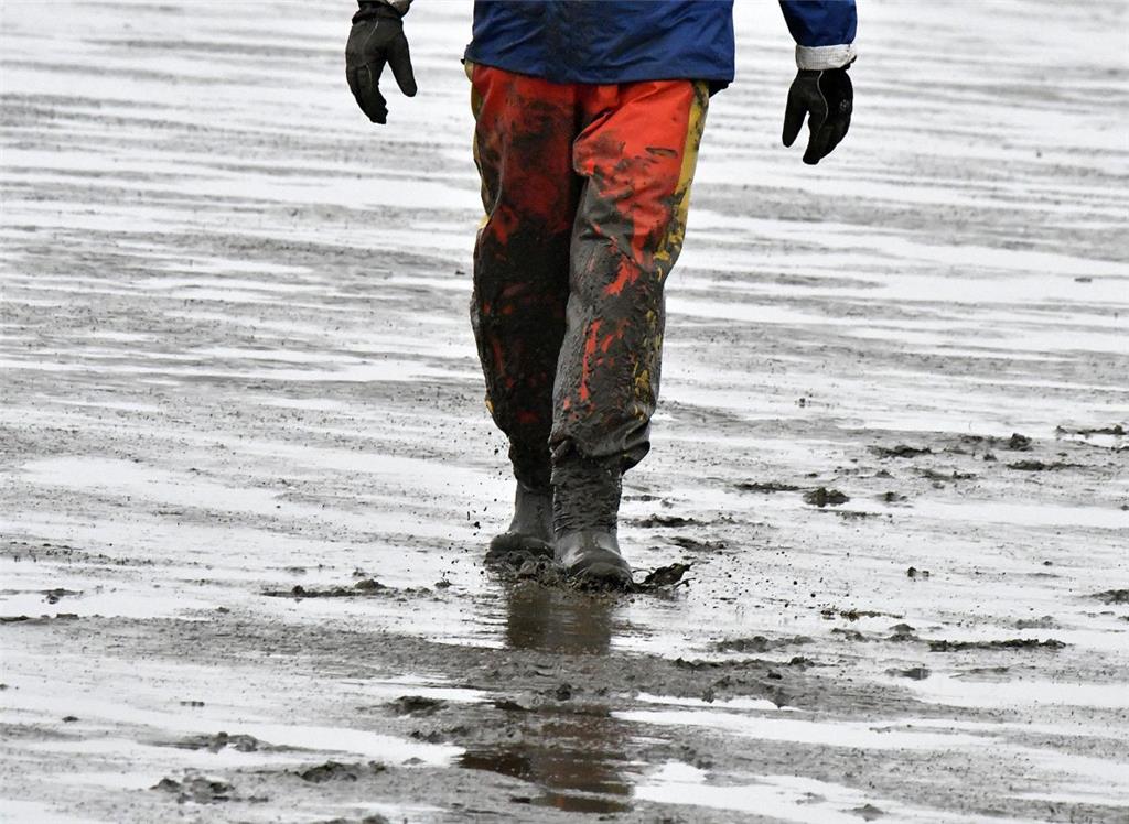 Wohl dem, der Hose und Stiefel mit Klebeband verbunden hatte. - Foto: Ulich
