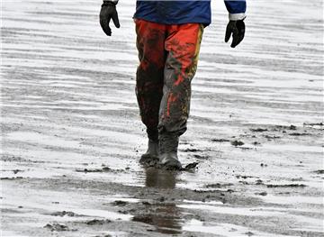 Wohl dem, der Hose und Stiefel mit Klebeband verbunden hatte. - Foto: Ulich