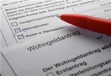  Wohngeldantrag auf einem Tisch 