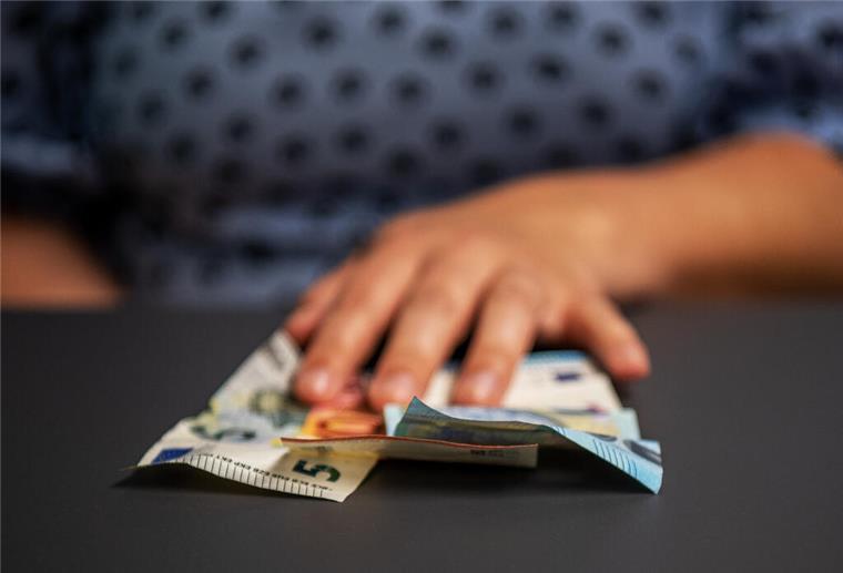 Achtung Mieter! Mit diesen Ausgaben bekommst du mehr Wohngeld Eine Frau hält Geld in der Hand. Wohngeld hilft vielen Menschen mit kleiner Rente oder niedrigem Lohn. Werbungskosten können den Zuschuss deutlich erhöhen – wenn sie korrekt angegeben werden.