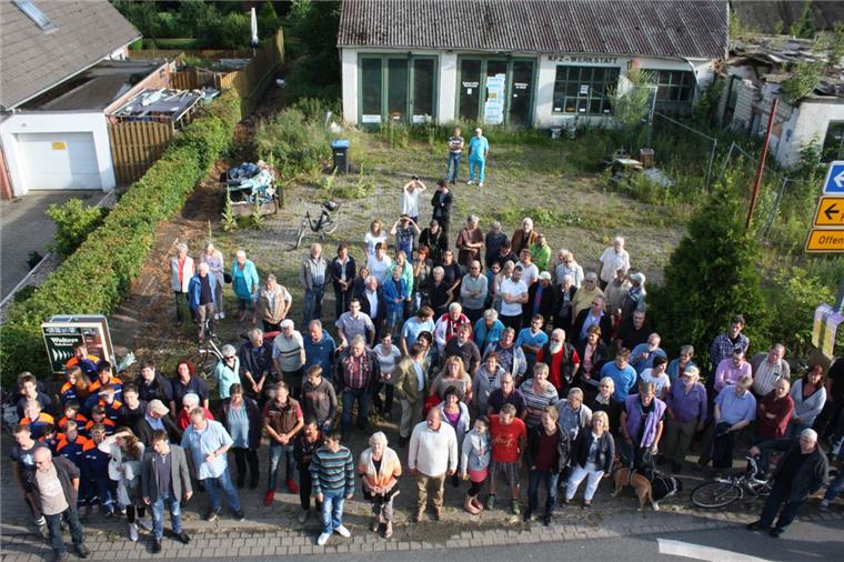 Wohnhaus und Werkstatthalle sollen endlich weg: Bei der von Ortsvorsteher Falko Wahls-Seedorff organisierten Aktion machen die Bürger ihrem Unmut Luft.  