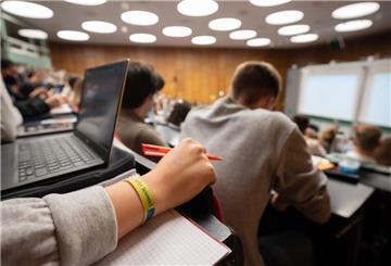 Eine Studentin sitzt mit einem 2G-Armband in der Vorlesung Mathematik für die Erstsemester des Bachelors Wirtschaftswissenschaften im Audimax in der Universität Hannover. In Niedersachsen und Bremen haben im Vergleich zu anderen Bundesländern zuletzt weniger Studierende in Teilzeit studiert. (zu dpa: «Wenig Studierende in Teilzeit in Niedersachsen und Bremen»)