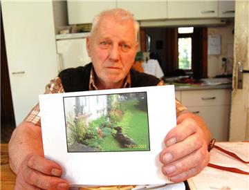 Wolfgang Haase zeigt ein altes Foto, auf dem sein Hund zu sehen ist. Der 78-Jährige will es nicht einfach so hinnehmen, dass er das Tier niemals wiedersehen soll. Der Holländische Schäferhund sei ihm zu Unrecht weggenommen worden, sagt er.  