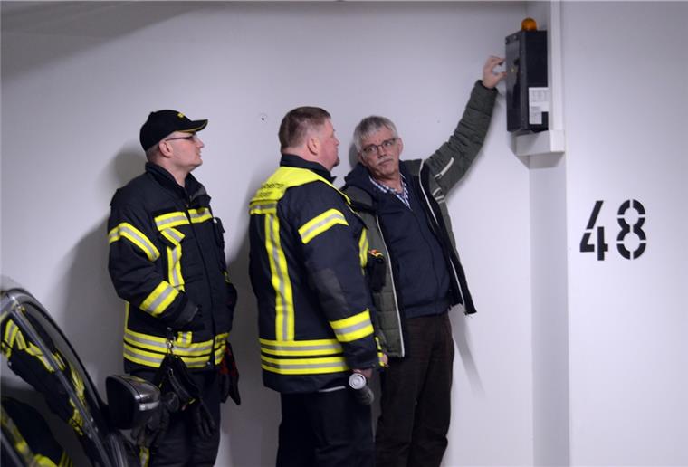 Loxstedt: Tiefgarage wird zur Nebellandschaft Wolfgang Kliebisch (v. rechts) erklärt Ortsbrandmeister Michael Wilcks anderen Feuerwehrleuten die Entrauchungsanlage der Tiefgarage