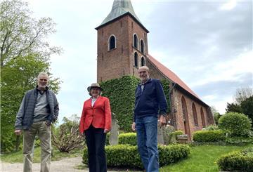 Wolfgang Martens (von links), Vorsitzender der Oldenburgischen Gesellschaft für Familienkunde, Claudia Peplau, Mitglied der Gesellschaft und ehrenamtliche Forscherin, sowie Ernst Heinje vom Vorstand der Gesellschaft freuen sich, dass das Kirchenbuch der Gemeinde Atens nun auch in der Datenbank erfasst ist.