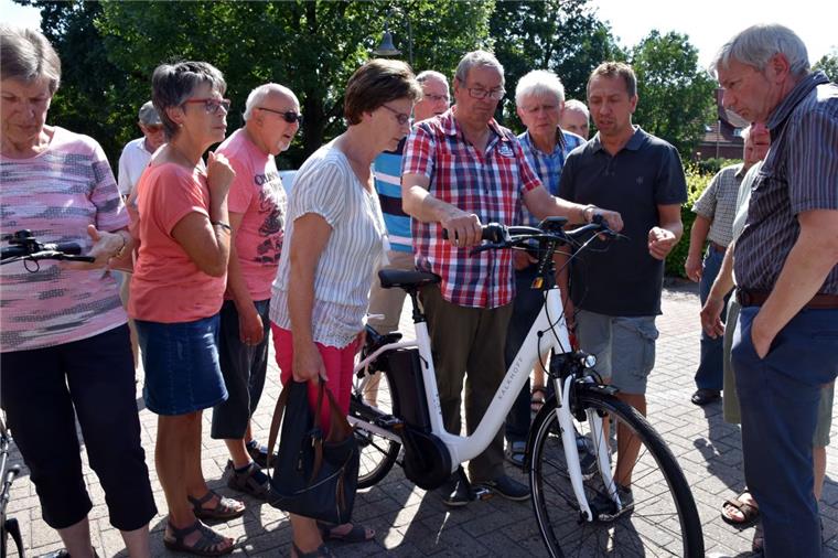 Sittensen: Das solltet ihr vor dem E-Bike-Kauf beachten Wolfgang Papst aus Sittensen erklärt Interessierten die Funktionen eines Elektrofahrrads und wie man es bedient.