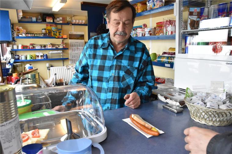 Wolfgang Romanowski serviert auf der Schnellfähre zwischen Sandstedt und Brake die weltbeste Bockwurst.