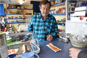 Wolfgang Romanowski serviert auf der Schnellfähre zwischen Sandstedt und Brake die weltbeste Bockwurst.