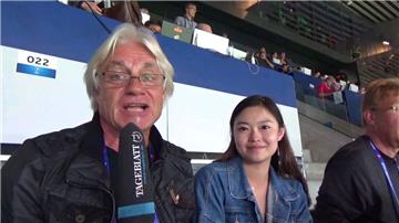 Wolfgang Stephan mit seiner Analyse zum Nordirland-Spiel - und neben ihm seine Bekannte aus Peking.