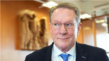 Wolfram Schädler schaut zur Seite.