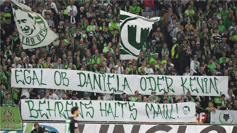 Fan-Protest gegen Profi Kevin und Politikerin Behrens Wolfsburger Fans protestieren gegen Spieler Kevin Behrens und Niedersachsens Innenministerin Daniela Behrens.