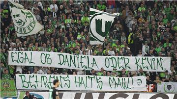 Wolfsburger Fans protestieren gegen Spieler Kevin Behrens und Niedersachsens Innenministerin Daniela Behrens.