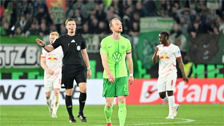 Wolfsburgs Arnold blafft nach Niederlage Reporter an Wolfsburgs Maximilian Arnold war nach dem 2:3 gegen RB Leipzig genervt.