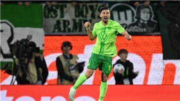 Wolfsburgs Mohamed Amoura jubelt nach seinem Tor zum 1:1.