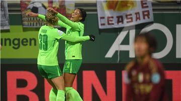 Wolfsburgs Sveindis Jonsdottir (r) jubelt mit Sarai Linder nach ihrem Tor zum 5:1.