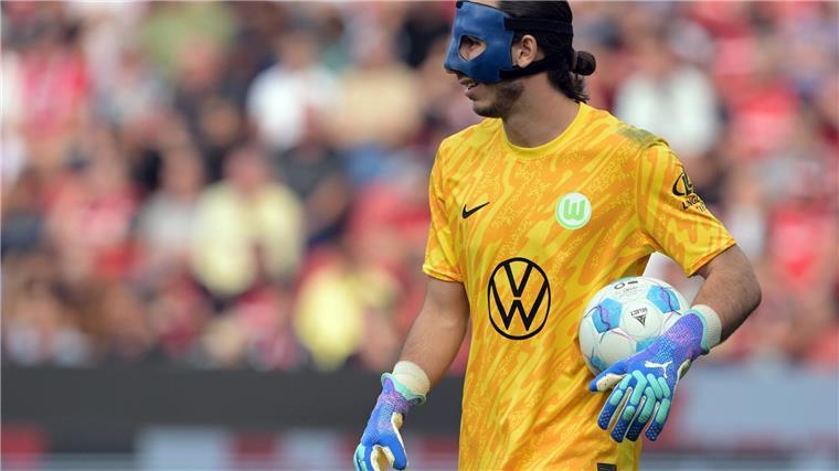 Wolfsburgs Torwart Kamil Grabara musste mehrfach hinter sich greifen.