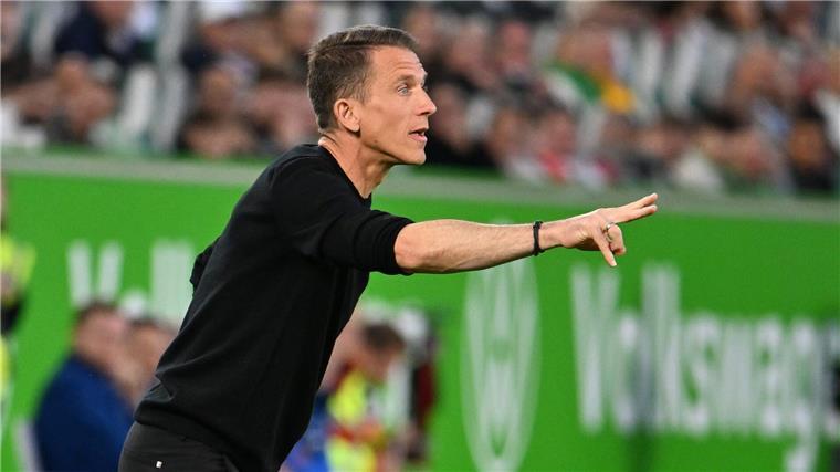 Wolfsburgs Trainer Daniel Bauer bei seinem Bundesliga-Debüt.