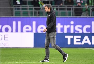 Wolfsburgs Trainer Mark van Bommel schleicht nach dem Spiel gegen Freiburg über das Feld.