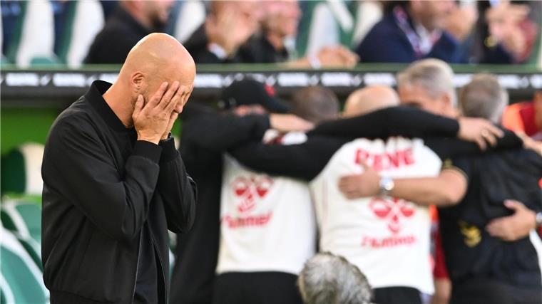 Wolfsburgs Trainer Paul Simonis nach dem späten 3:3 gegen den 1. FC Köln.