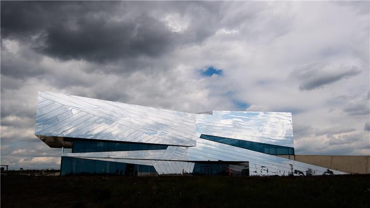 Landesmuseen übernehmen Trägerschaft von Forschungsmuseum Wolken spiegeln sich im Forschungsmuseum Schöningen.