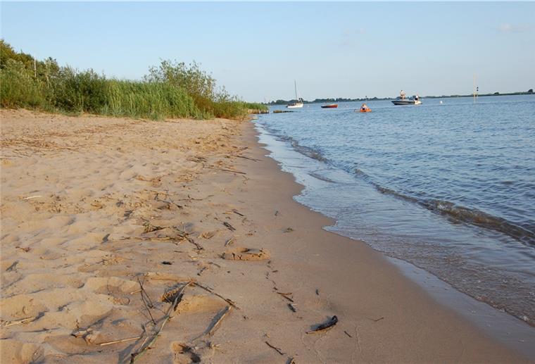 Wolken ziehen über den Weserstrand Sandstedt. Die Wasserqualität am Weserstrand Sandstedt wurde im jährlichen Badegewässer-Bericht der Europäischen Umweltagentur EEA erneut mit mangelhaft bewertet.