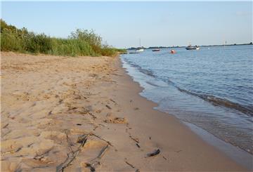 Wolken ziehen über den Weserstrand Sandstedt. Die Wasserqualität am Weserstrand Sandstedt wurde im jährlichen Badegewässer-Bericht der Europäischen Umweltagentur EEA erneut mit mangelhaft bewertet.