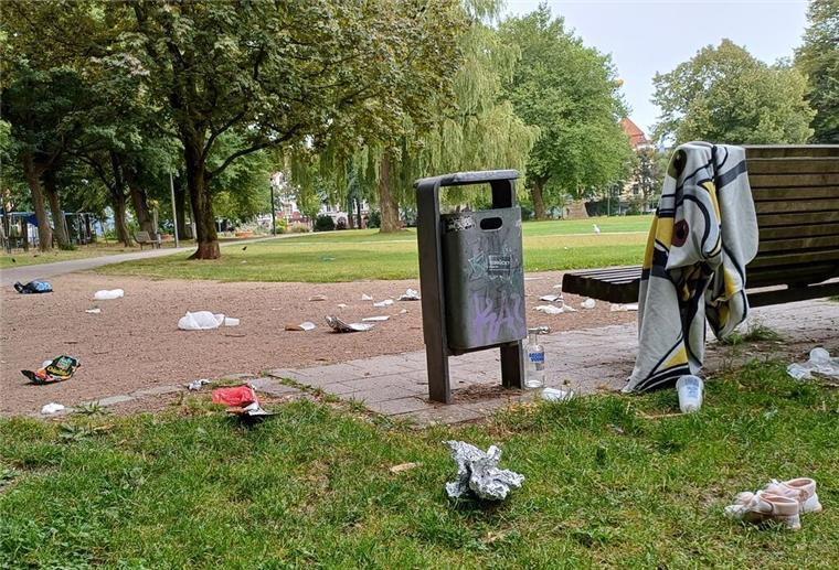 Müll liegt herum im Stadtpark.