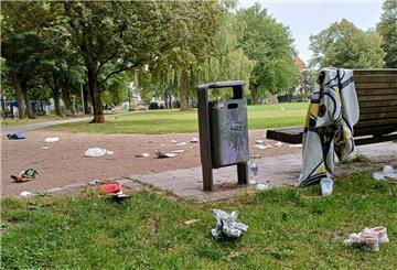 Müll liegt herum im Stadtpark.