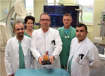 Wollen am 29. November auch durch das Herzkatheter-Labor führen (von links): Dr. Waheeb Ghazzawi (kardiologischer Oberarzt), Bärbel Petri (pflegerische Leiterin des Labors), Dr. Andreas Reents (Chefarzt der Kardiologie), Marc Basshusen (operationstechnischer Assistent und Pfleger im Labor) und Samer Mahfouz (kardiologischer Oberarzt).
