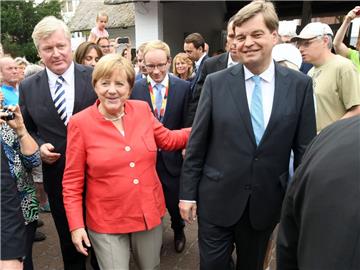 Wollen auch künftig vertrauensvoll zusammenarbeiten: Bundeskanzlerin Angela Merkel und der Parlamentarische Staatssekretär Enak Ferlemann.