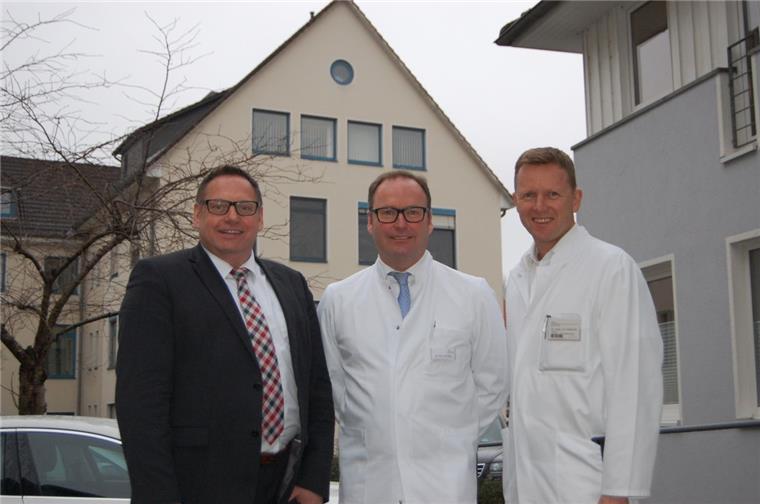 Wollen die Endoprothetik am St.-Bernhard-Hospital ausbauen und die Unfallchirurgie neu aufstellen (von links): Klinik-Geschäftsführer Ingo Penner, der neue Chefarzt Dr. Lars Heide und der Ärztliche Direktor Dr. Jan Henrik Herrfurth.