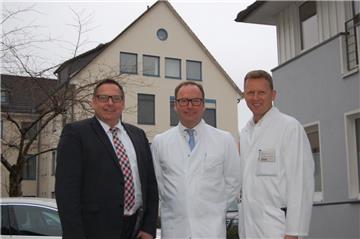 Wollen die Endoprothetik am St.-Bernhard-Hospital ausbauen und die Unfallchirurgie neu aufstellen (von links): Klinik-Geschäftsführer Ingo Penner, der neue Chefarzt Dr. Lars Heide und der Ärztliche Direktor Dr. Jan Henrik Herrfurth.