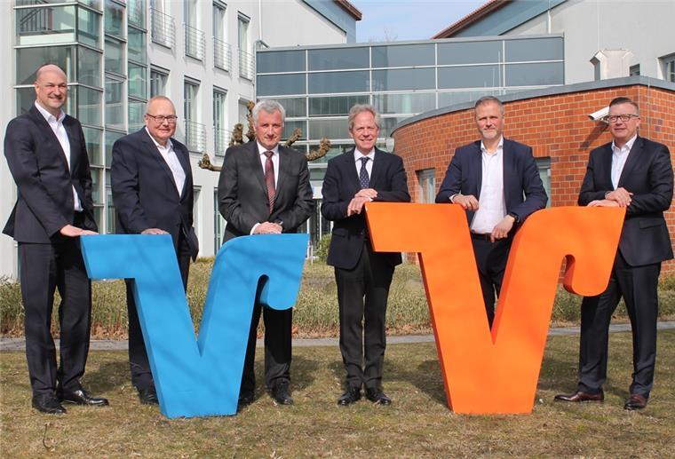Wollen in Zukunft unter einem Dach zusammenarbeiten (von links): Jochen Johannsen (Vorstand Zevener Volksbank), Uwe Kordes (Vorstand Volksbank Bremerhaven-Cuxland), Ulf Tabel (Aufsichtsratschef Zevener Volksbank), Stephan Schulze-Aissen (Aufsichtsratschef Volksbank Bremerhaven-Cuxland), Frank Koschuth (Vorstand Volksbank Bremerhaven-Cuxland) und Sascha Steffen (Vorstand Zevener Volksbank).
