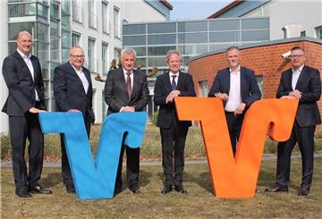 Wollen in Zukunft unter einem Dach zusammenarbeiten (von links): Jochen Johannsen (Vorstand Zevener Volksbank), Uwe Kordes (Vorstand Volksbank Bremerhaven-Cuxland), Ulf Tabel (Aufsichtsratschef Zevener Volksbank), Stephan Schulze-Aissen (Aufsichtsratschef Volksbank Bremerhaven-Cuxland), Frank Koschuth (Vorstand Volksbank Bremerhaven-Cuxland) und Sascha Steffen (Vorstand Zevener Volksbank).